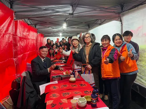 金馬獎座驚現警局前！「林口阿姨」辦揮毫迎春　暖爐紅豆湯吸千人擠爆