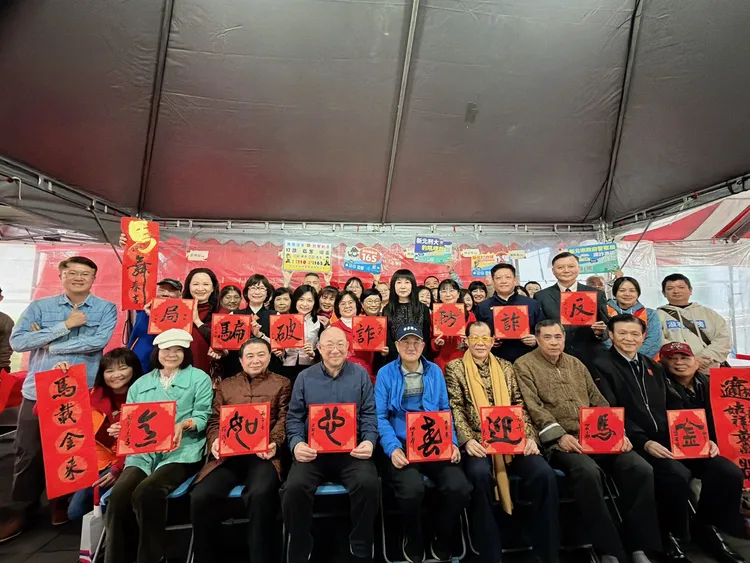 14位書法名家共寫反詐春聯，與林口警方一起宣傳識詐。服務處提供