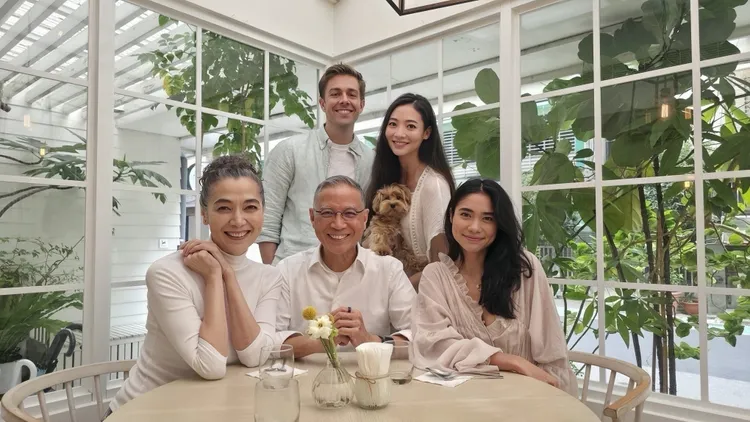 謝沛恩與老公登記結婚後，與爸媽妹妹開心用餐。繁星浩月娛樂提供