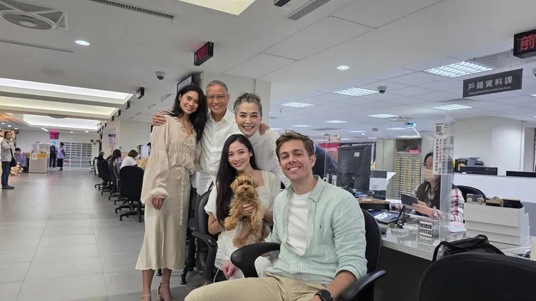 謝沛恩與老公登記完後一家人幸福合照。繁星浩月娛樂提供