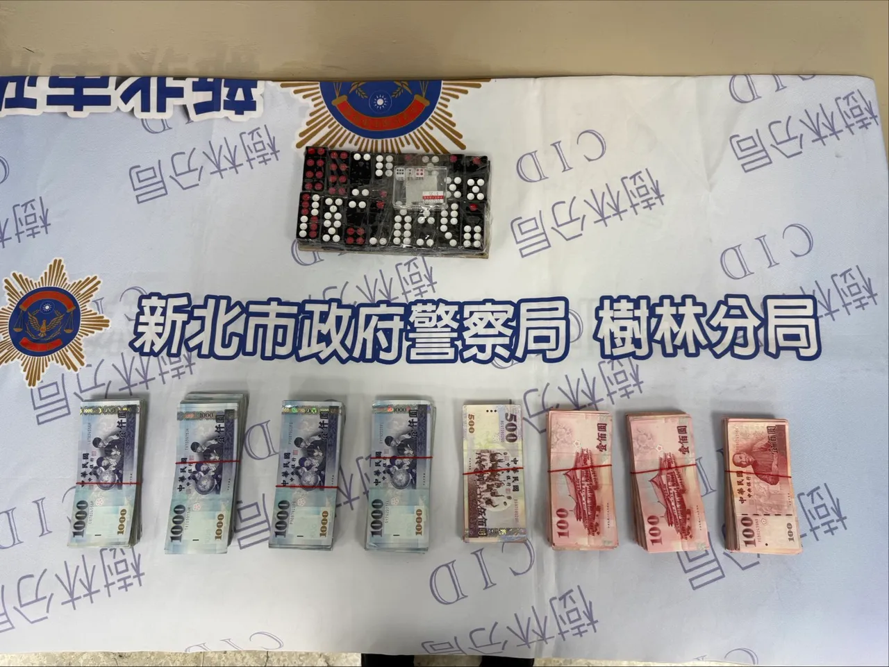 警方查扣賭資新臺幣32萬100元、抽頭金3,200元、天九牌1副等相關賭具。翻攝畫面