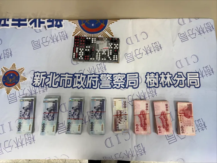 警方查扣賭資新臺幣32萬100元、抽頭金3,200元、天九牌1副等相關賭具。翻攝畫面