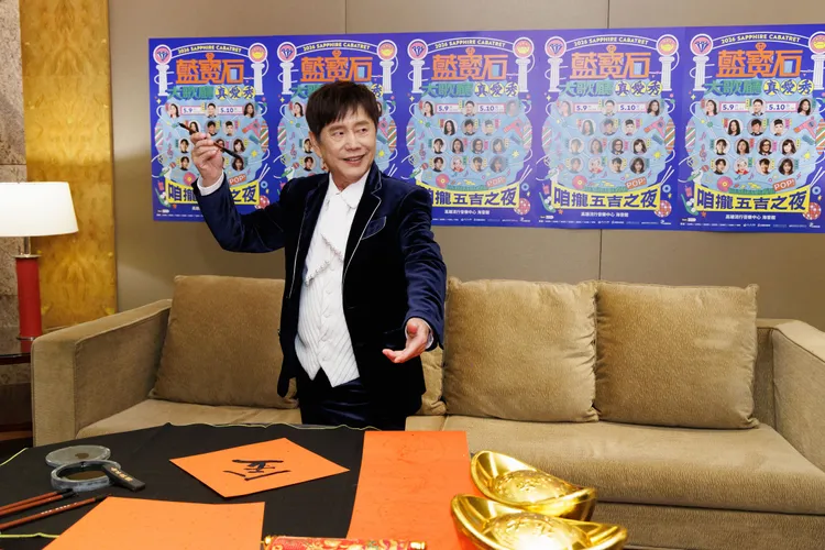 黃西田為藍寶石揮毫。高流提供