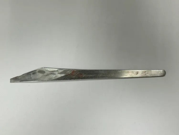 陳男行凶的工具曝光，是把約20公分長的磨腳皮刀。翻攝照片