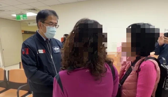 台南市長黃偉哲前往成大醫院，探視傷者並安慰家屬。南市府提供