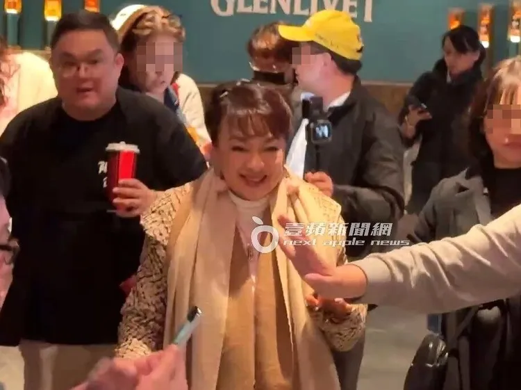 翁倩玉被大批粉絲包圍，笑容滿面。特勤中心攝