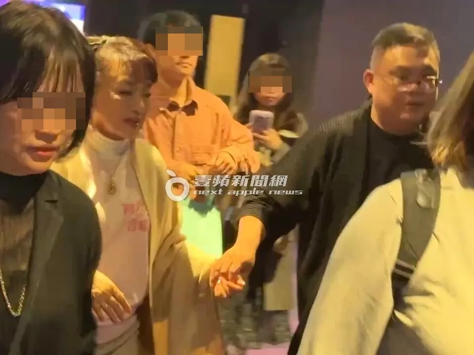 《陽光女子合唱團》映後活動結束，導演林孝謙（右）牽翁倩玉離開。特勤中心攝