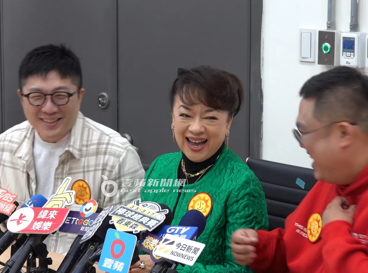 國寶級影后翁倩玉（中）農曆新年特地來台參加電影《陽光女子合唱團》謝票活動。特勤中心攝