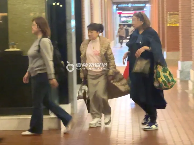 晚間近8點，翁倩玉（中）換衣服，再度步出老爺大酒店。特勤中心攝