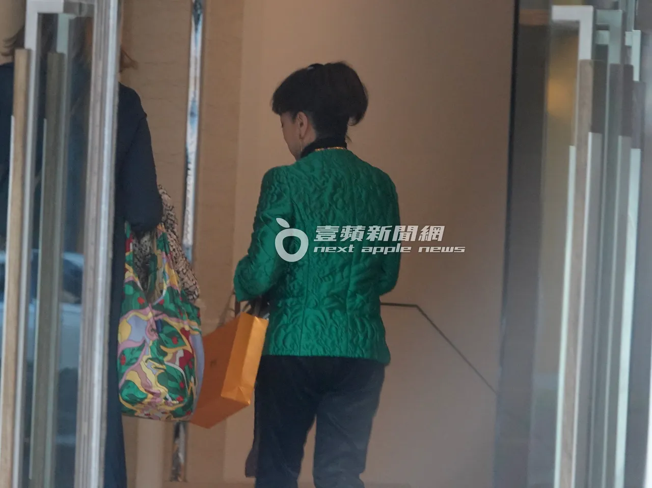 翁倩玉在助理陪同下回飯店休息。特勤中心攝