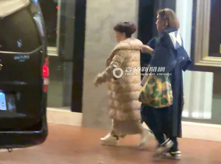 翁倩玉（左）搭車前往電影院出席映後活動。特勤中心攝