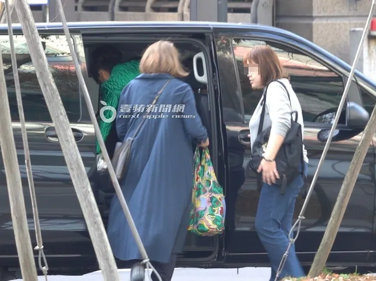 翁倩玉電影宣傳活動結束，由助理及電影公司工作人員護送上保母車。特勤中心攝