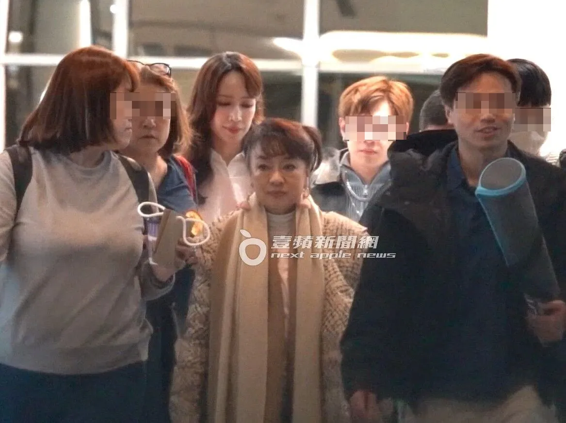 翁倩玉（中）在數名工作人員陪同下離開電影院，演員小薰走在她後方。特勤中心攝