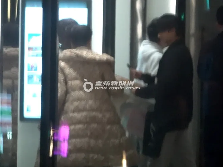 翁倩玉（左）在活動現場一樓被熱情粉絲包圍索取簽名。特勤中心攝