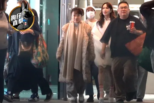 狗仔直擊｜翁倩玉彎腰簽名寵輪椅阿嬤！導演牽牢牢保護她