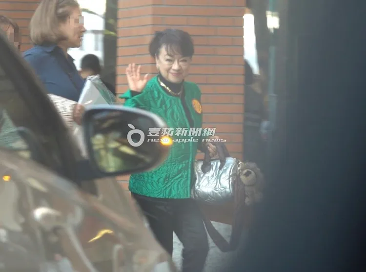 翁倩玉搭保母車回到「老爺大酒店」休息，下車後和司機揮手道謝。特勤中心攝