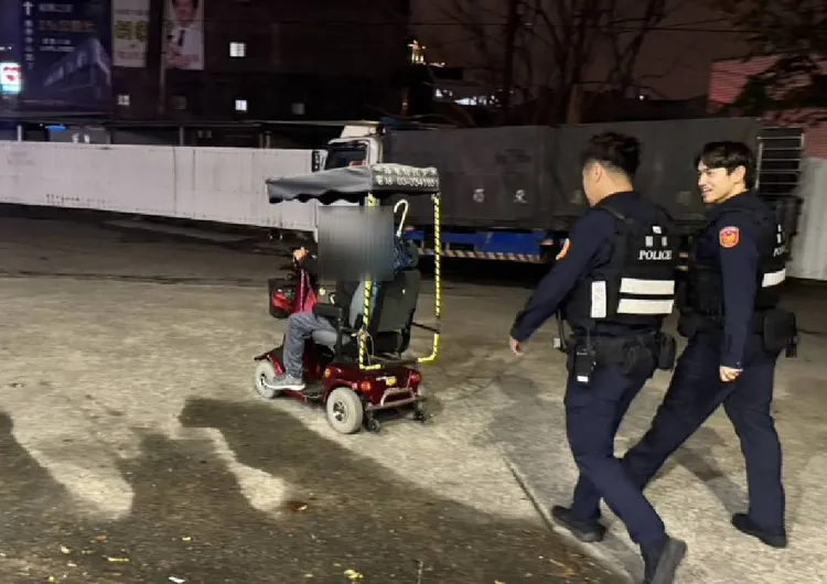 警員及時救援助老翁化解危機。蘆竹警分局提供