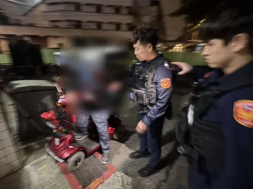 九旬翁代步車電力耗盡受困　蘆竹警溫馨救援化危機