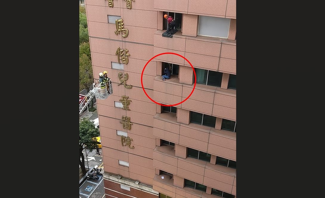 馬偕醫院患者情緒失控開窗欲跳樓 警消驚險救援畫面曝光