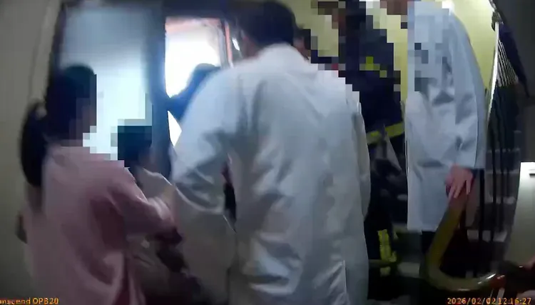 警方到場將男子拉回。翻攝畫面