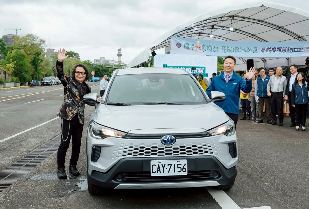 沈文程（左）開車載交通部長陳世凱出席記者會。大大娛樂提供