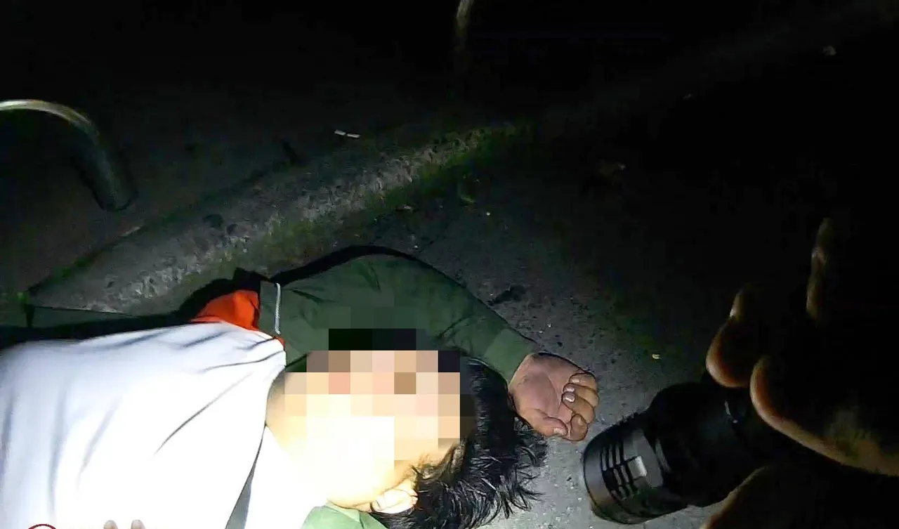 男子醉倒路邊。大園警分局提供