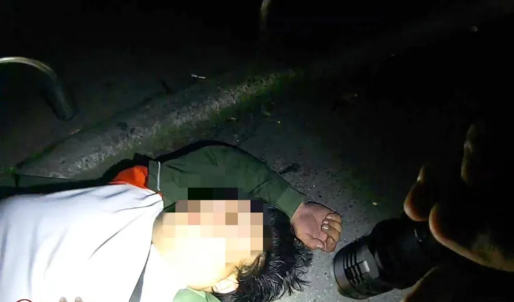 男子醉倒路邊。大園警分局提供