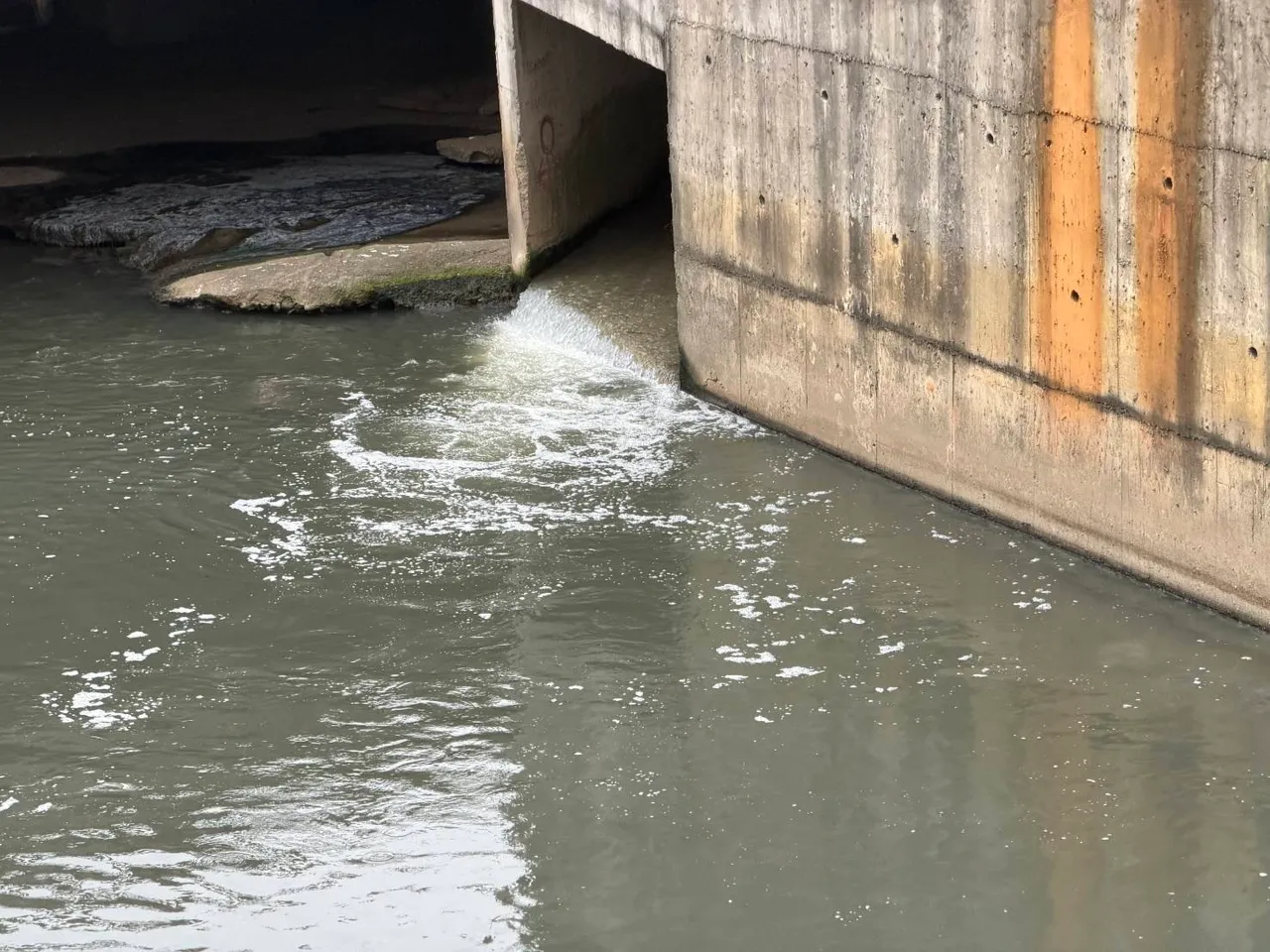 冒泡廢水流入溪中。環保局提供