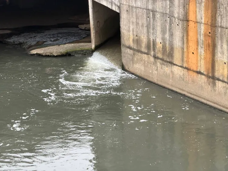 冒泡廢水流入溪中。環保局提供