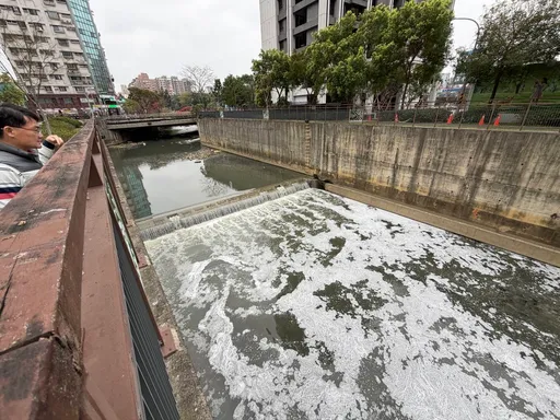 大年初二溪流冒泡！環保執法無假期　桃環保局揪出洗車場違規排放廢水