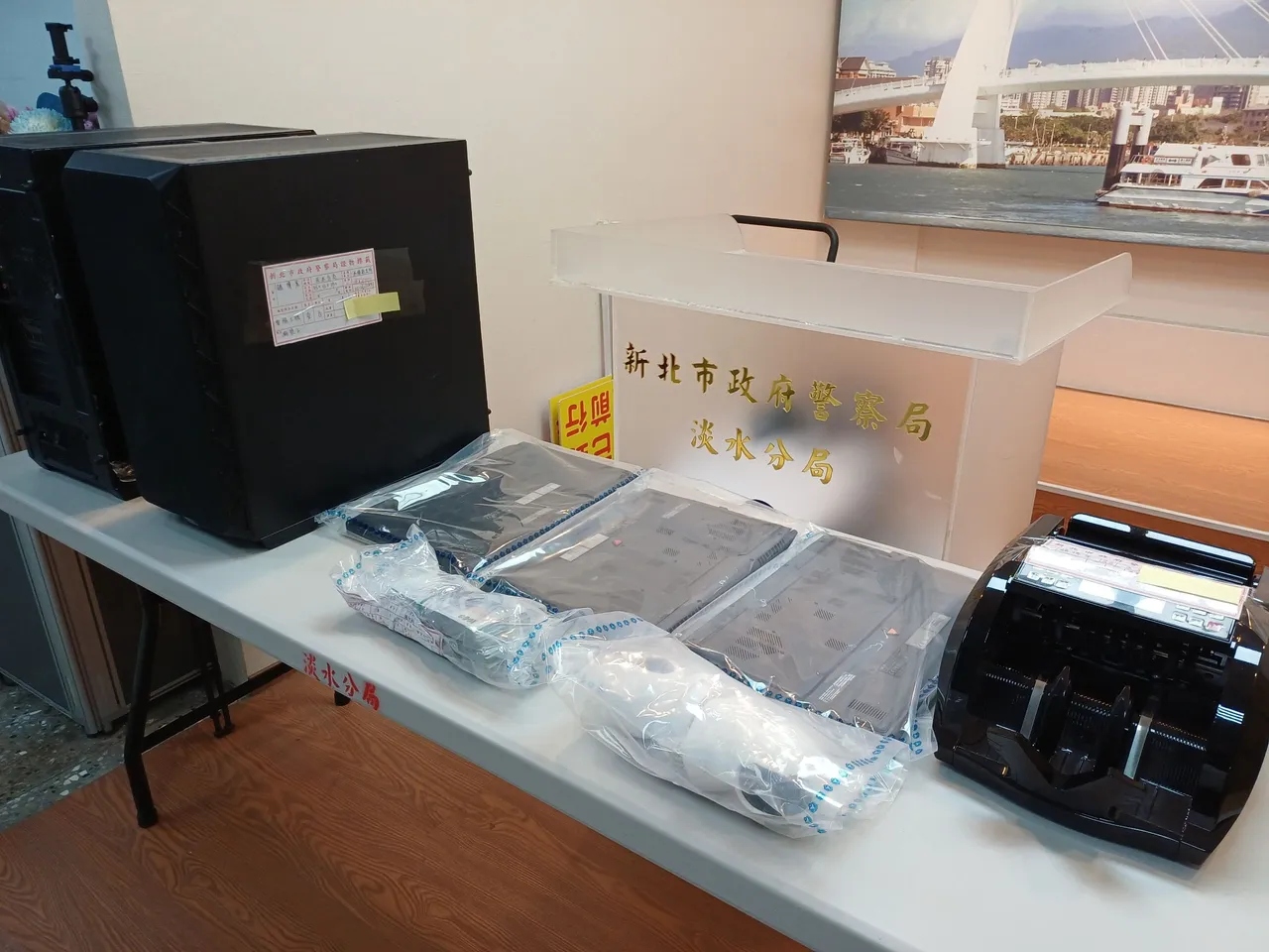 警方查扣電腦主機、筆記型電腦、手機、點鈔機1部及監視器設備等證物，並查扣現金新臺幣40萬餘元及相關帳冊文件。翻攝畫面