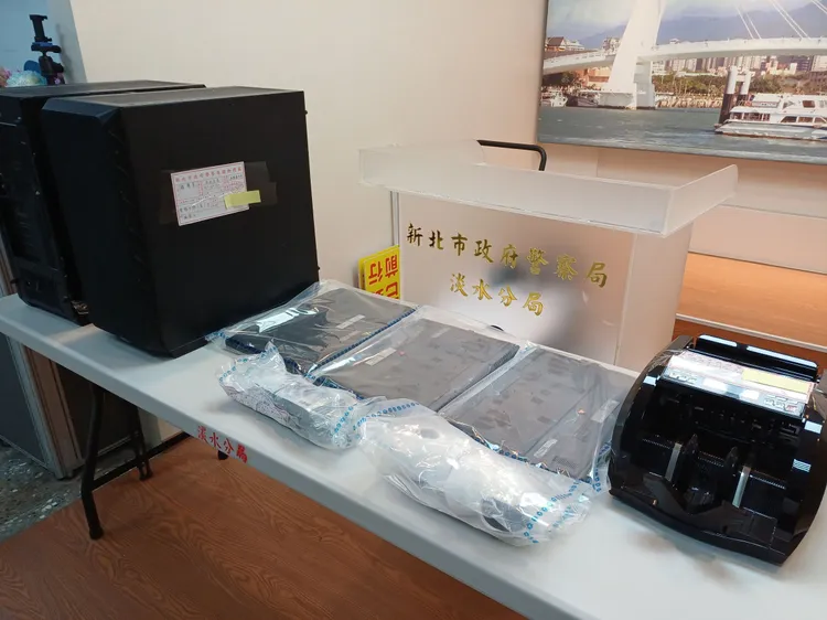 警方查扣電腦主機、筆記型電腦、手機、點鈔機1部及監視器設備等證物，並查扣現金新臺幣40萬餘元及相關帳冊文件。翻攝畫面