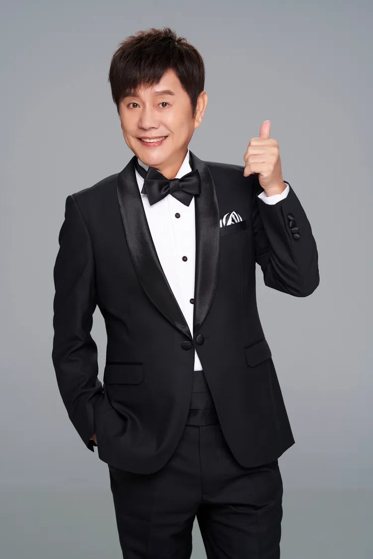 黃西田出道65周年，77歲仍維持娃娃臉。萬星傳播提供