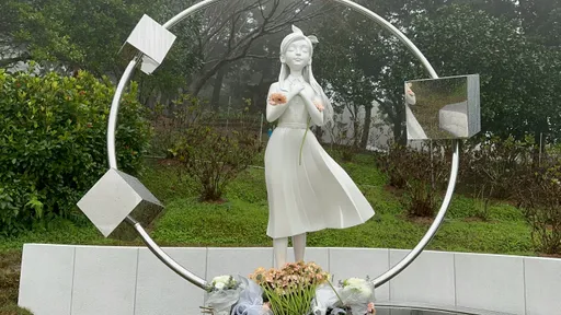 大S雕像凝視方位藏「真愛密碼」！碑文曝光　「家人的所在」