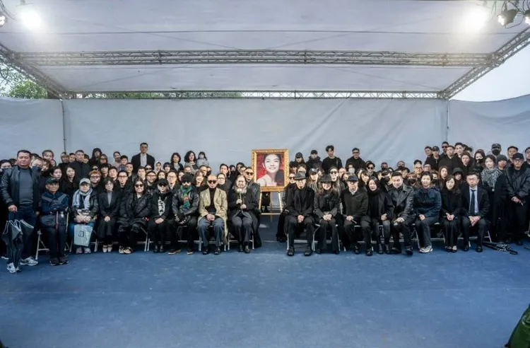 星友和親友們出席大S紀念雕像揭幕儀式，並與大S遺照合影。經紀公司提供