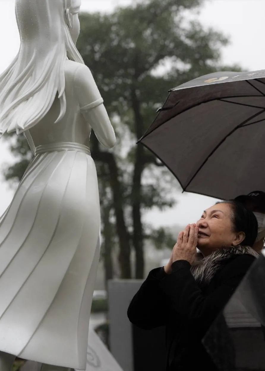 S媽淚崩凝視大S雕像。經紀公司提供