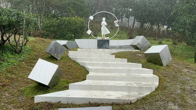 大S墓園區以九階梯排成S形，通往雕像。特勤中心攝