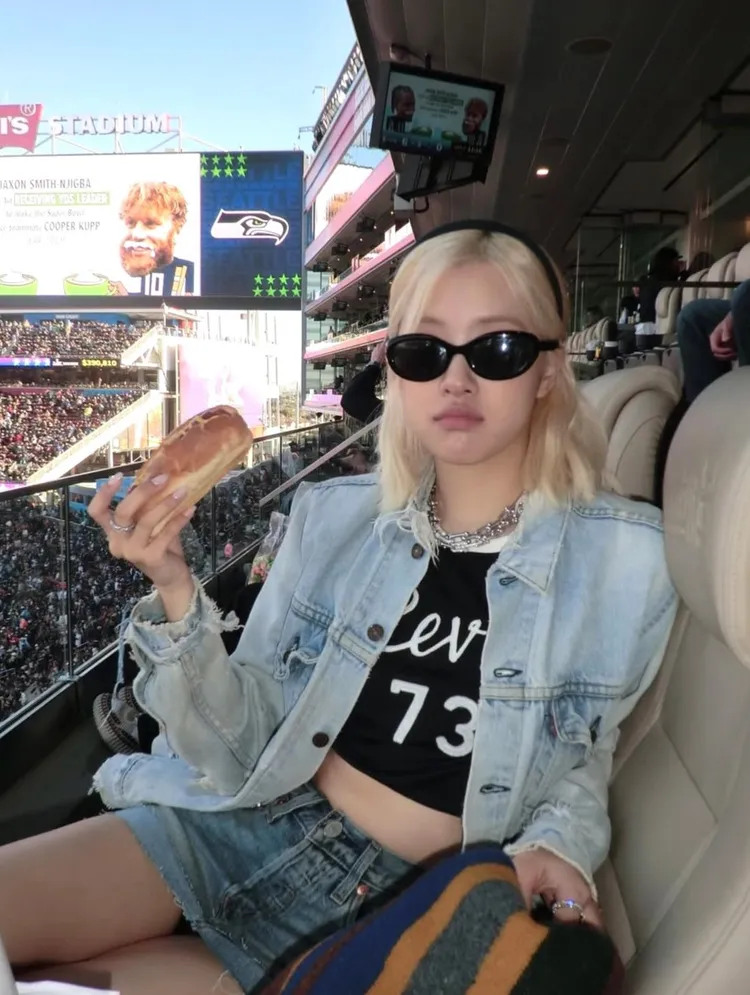 Rosé在第六十屆超級盃冠軍賽留下「吃播」照。品牌提供