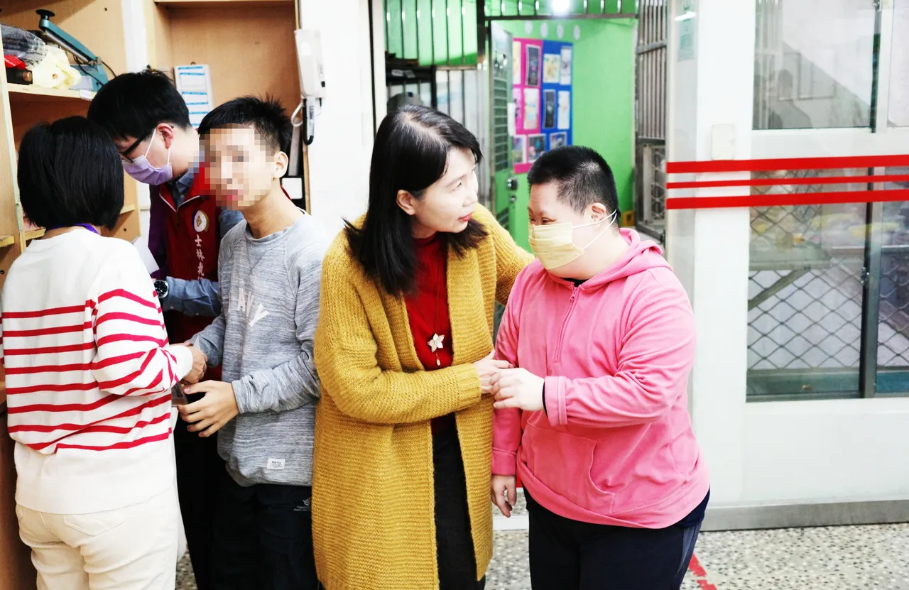 士林分署吳廣莉分署長（右2）親切地關懷心智障礙學員。士林分署提供
