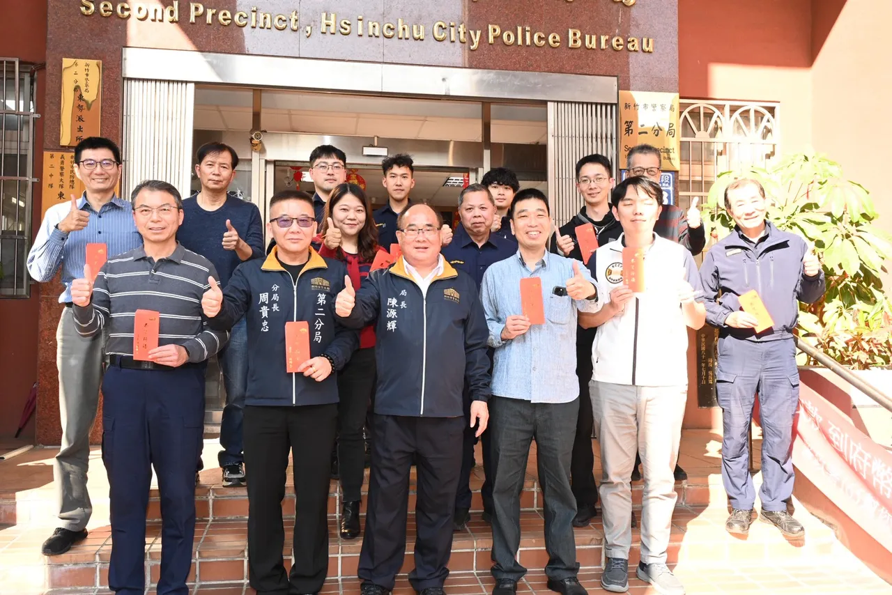 陳源輝到第二分局慰問執勤員警。第二分局提供
