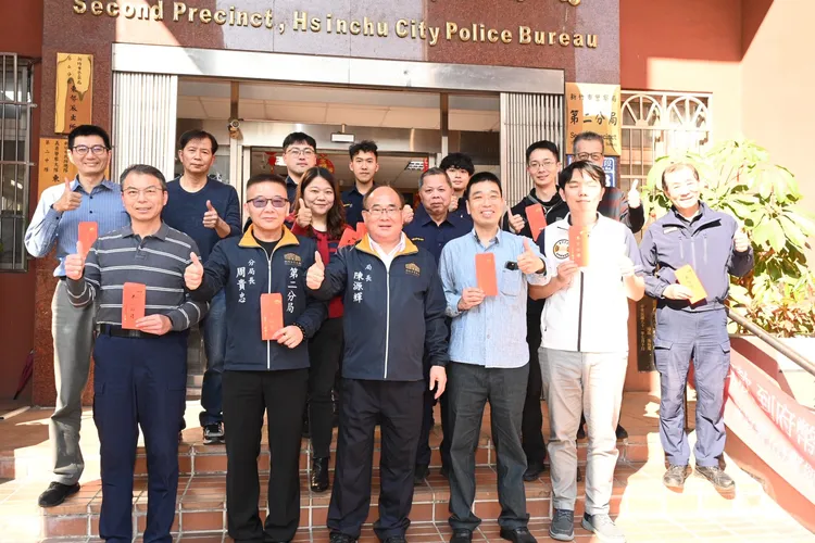 陳源輝到第二分局慰問執勤員警。第二分局提供
