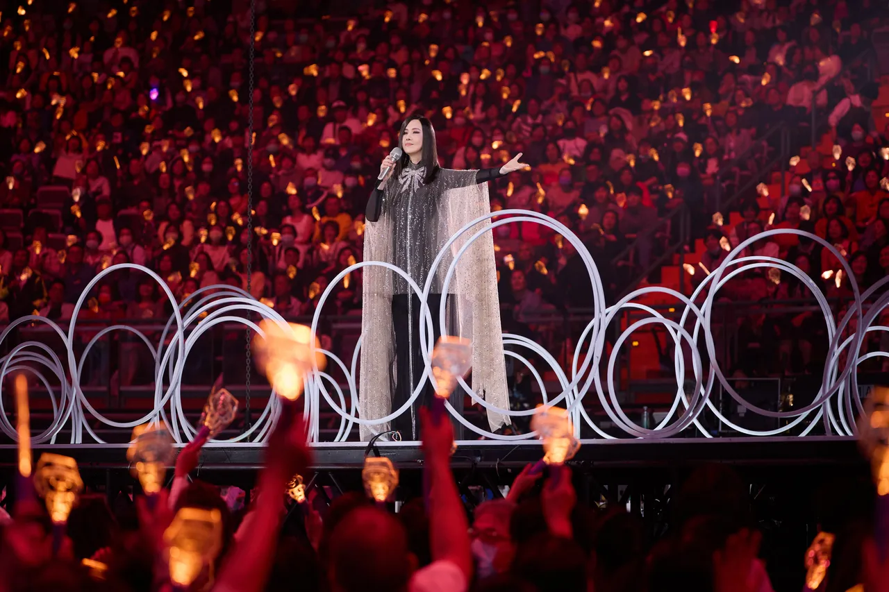 江蕙升上舞台，跟二、三樓的歌迷互動。寬宏藝術提供