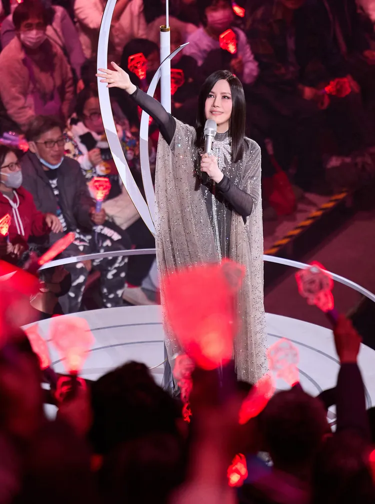 江蕙繞場跟歌迷近距離互動。寬宏藝術提供