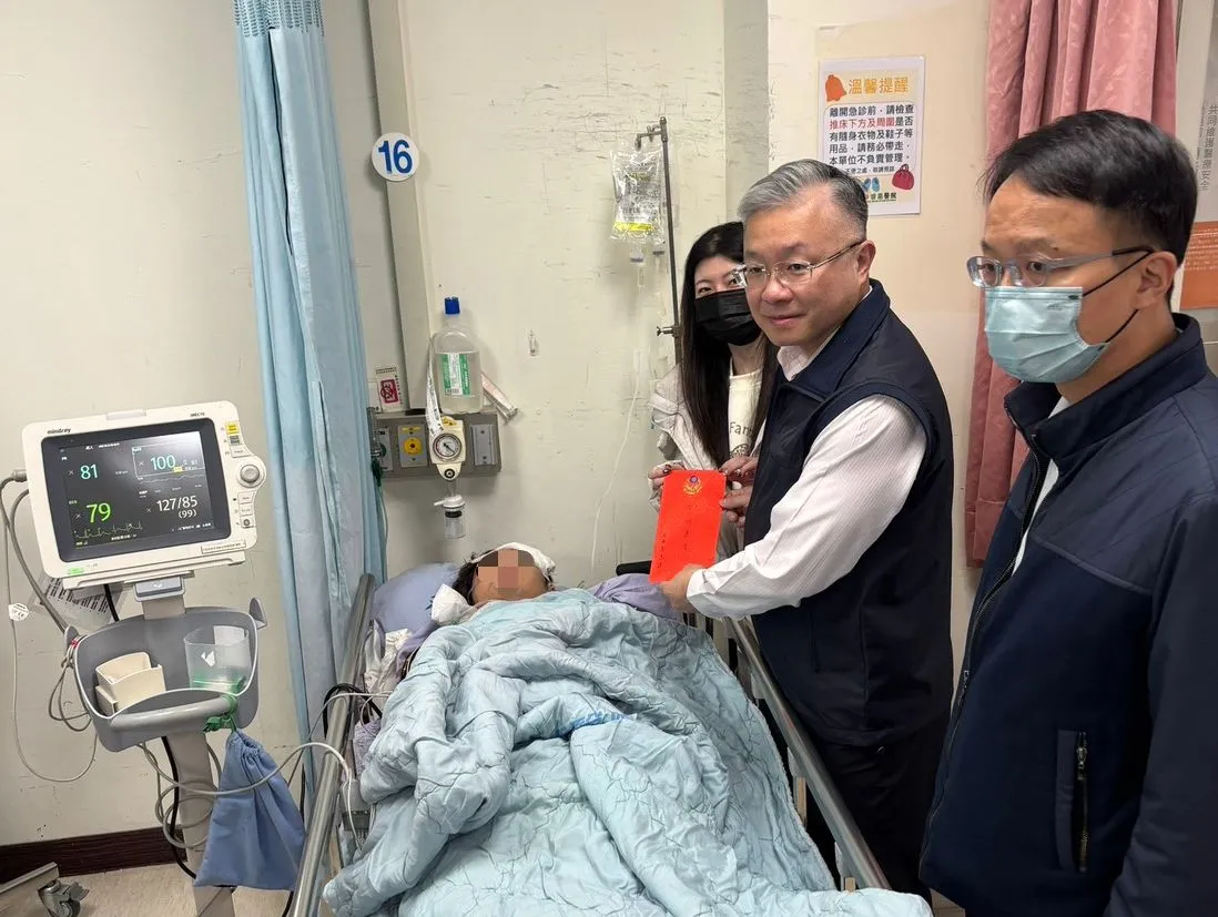 苗栗縣警局長李忠萍探視受傷員警朱均諭。民眾提供