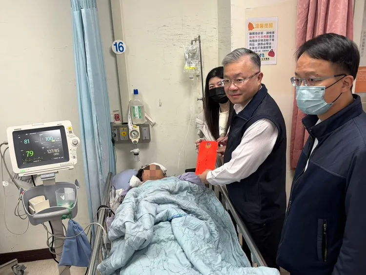 苗栗縣警局長李忠萍探視受傷員警朱均諭。民眾提供