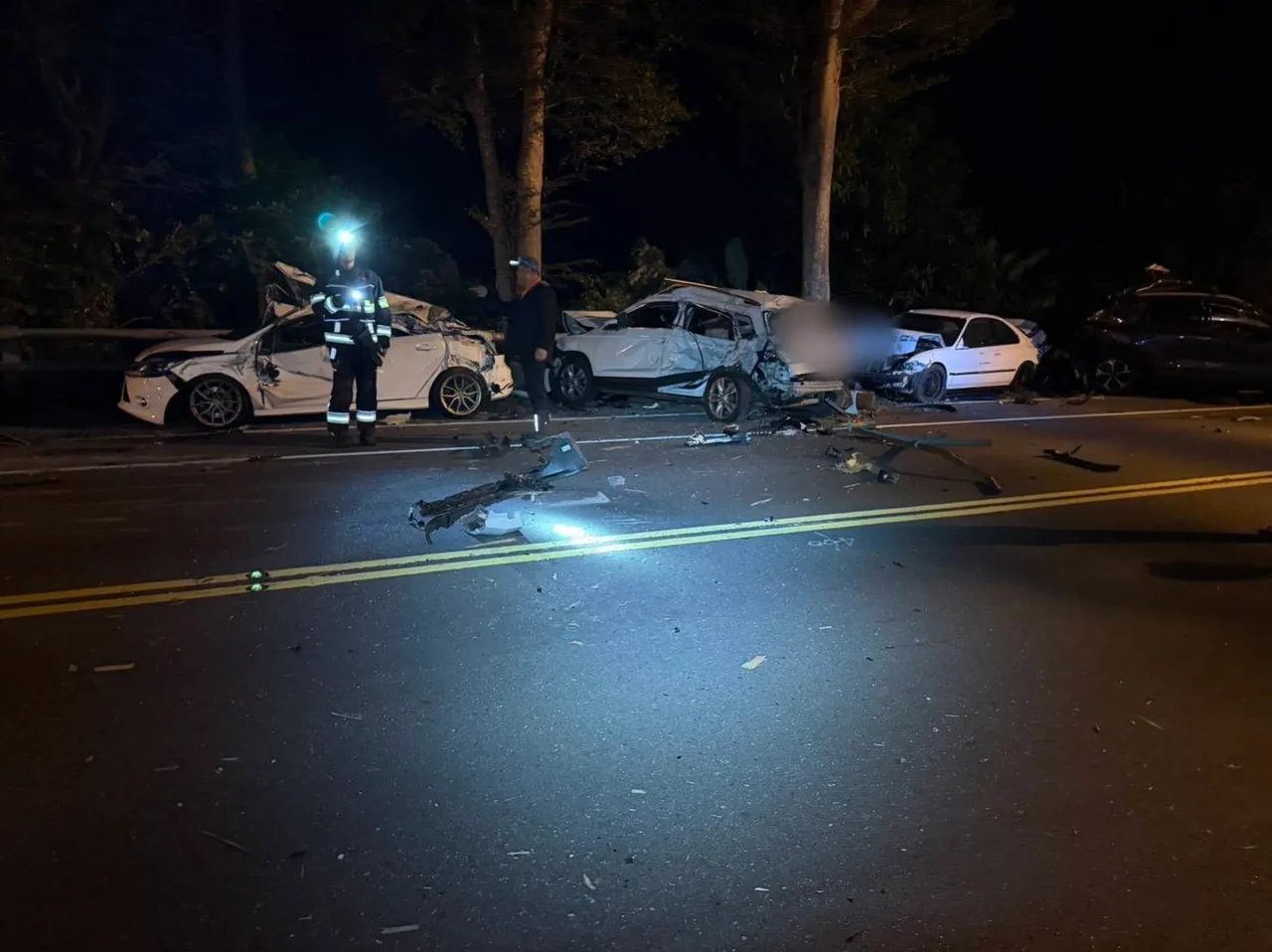 停在路邊的7輛汽車遭大貨車擦撞毀損。警方提供