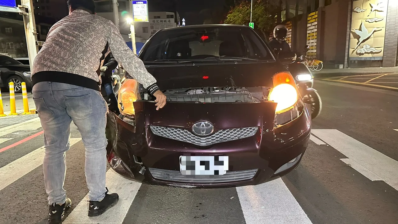 林姓出家人駕駛的轎車。民眾提供