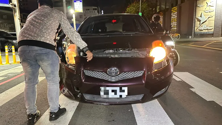 林姓出家人駕駛的轎車。民眾提供