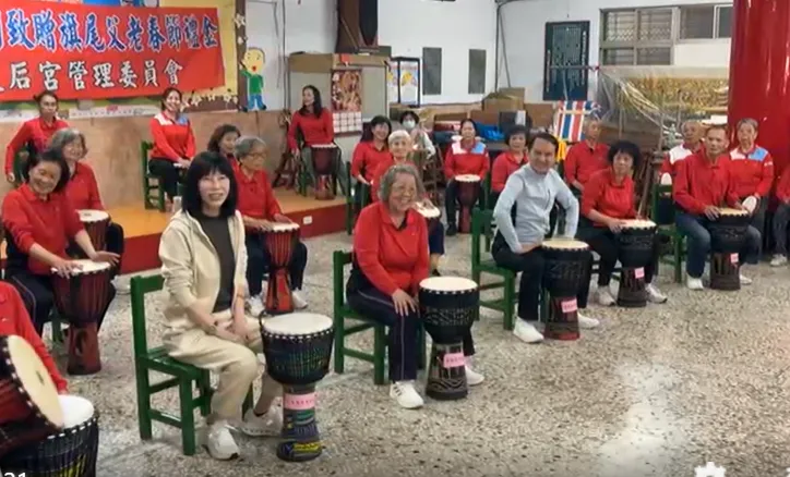 愛爾麗集團總裁常如山與董事長劉貞華，與鄉親一起打鼓同樂。翻攝旗尾代天后宮臉書