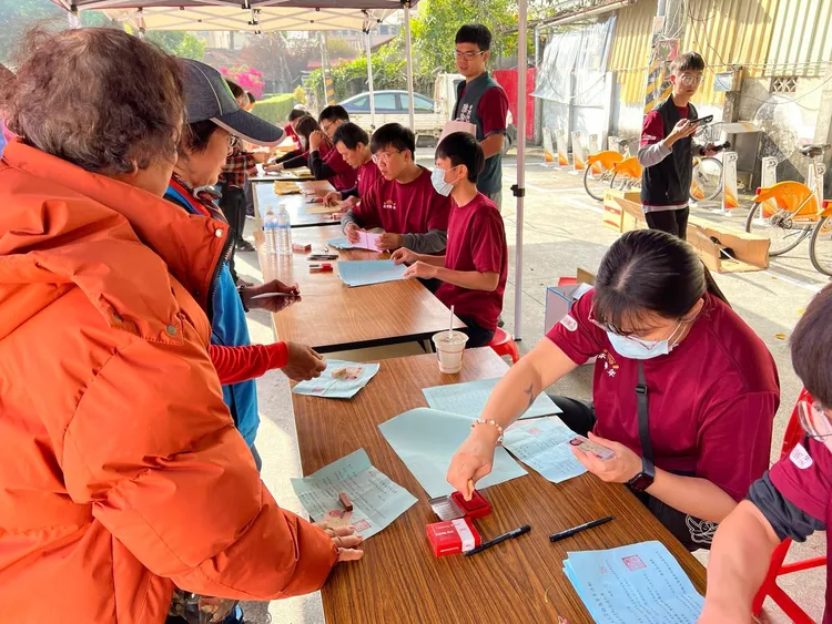 旗山代天后宮登記讓長者領紅包。翻攝旗尾代天后宮臉書